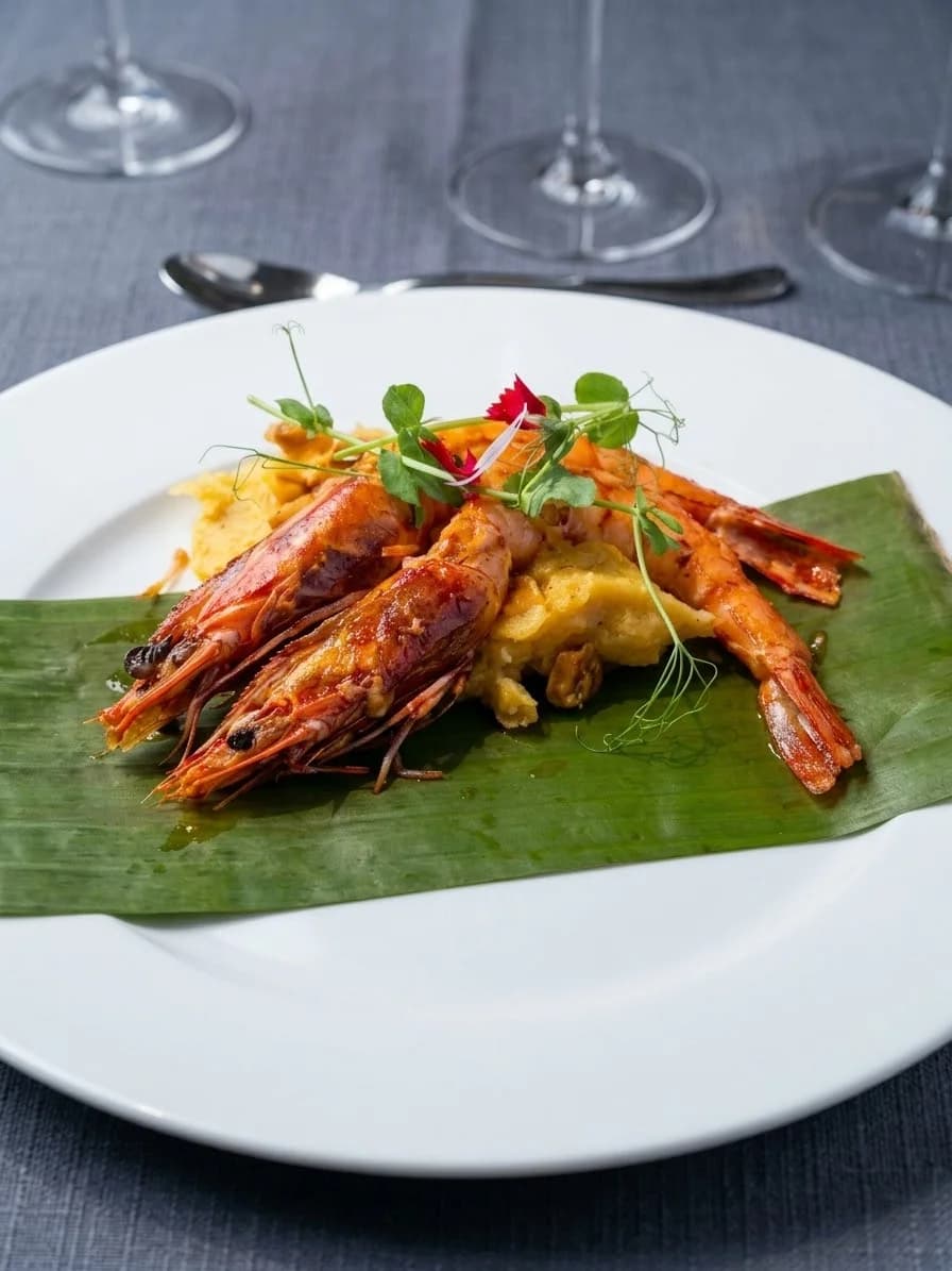 Gambas con maíz y miso