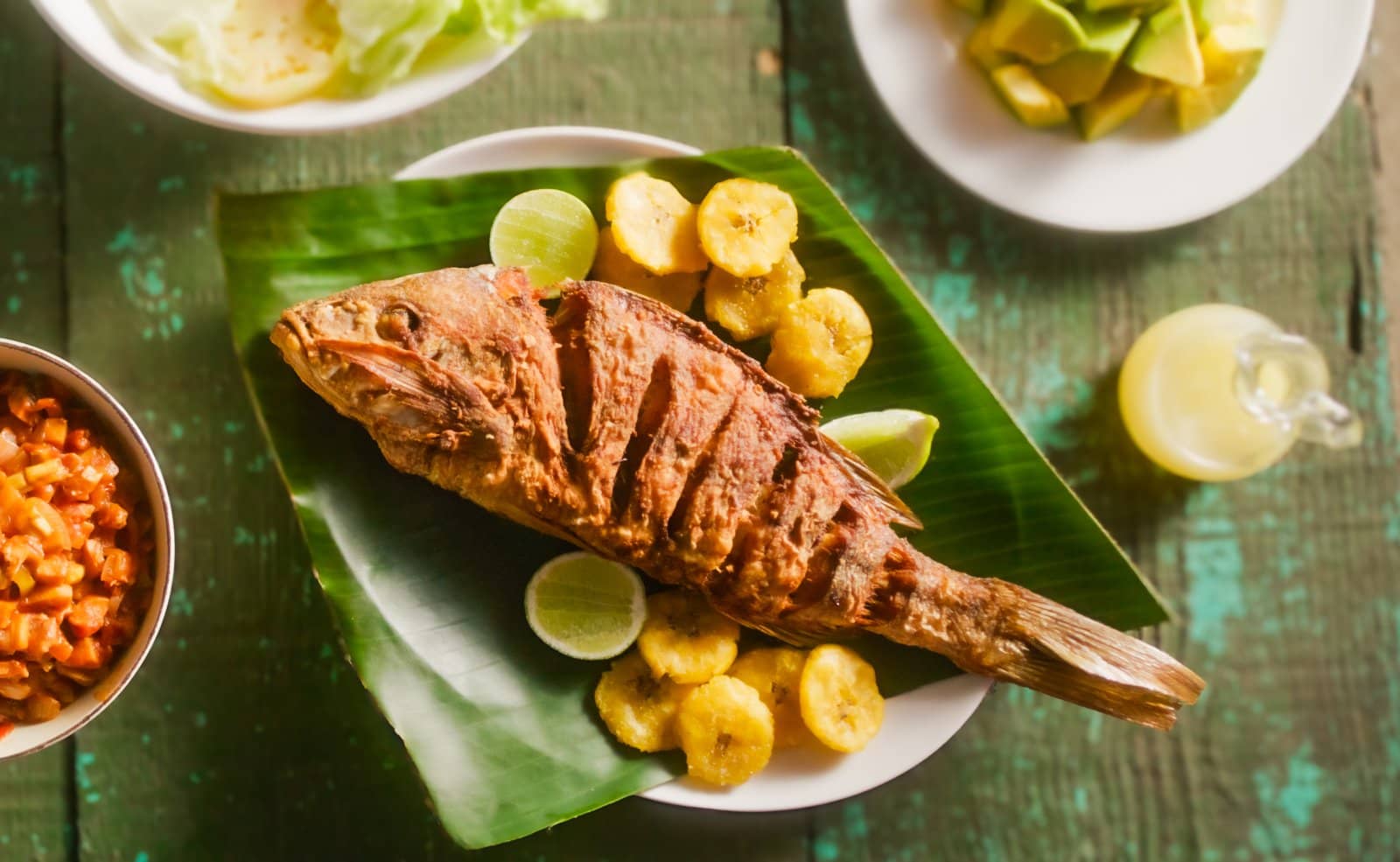 Pescado Frito de Costa (con tostones y limón)